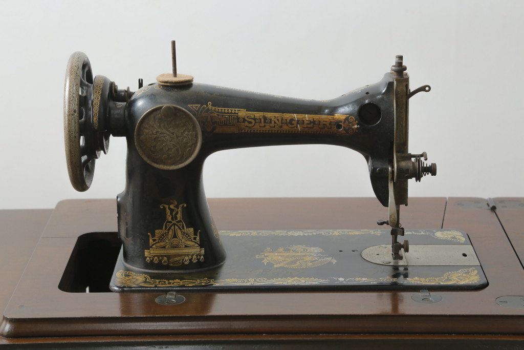 ジャンク品　イギリスアンティーク　SINGER(シンガー)社　置くだけで絵になる素敵な足踏みミシン(シンガーミシン、ミシンテーブル、ミシン台、工業用ミシン、サイドテーブル、ディスプレイ、英国)(R-069450)