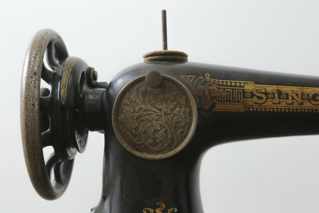 ジャンク品　イギリスアンティーク　SINGER(シンガー)社　置くだけで絵になる素敵な足踏みミシン(シンガーミシン、ミシンテーブル、ミシン台、工業用ミシン、サイドテーブル、ディスプレイ、英国)(R-069450)