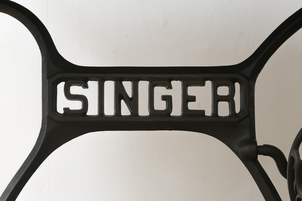 ジャンク品　イギリスアンティーク　SINGER(シンガー)社　置くだけで絵になる素敵な足踏みミシン(シンガーミシン、ミシンテーブル、ミシン台、工業用ミシン、サイドテーブル、ディスプレイ、英国)(R-069450)