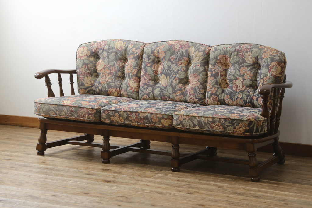 中古　カリモク家具(karimoku)　COLONIAL(コロニアル)シリーズ　クラシカルな佇まいが魅力的な3人掛けソファ(三人掛け、3Pソファ)(R-080324)