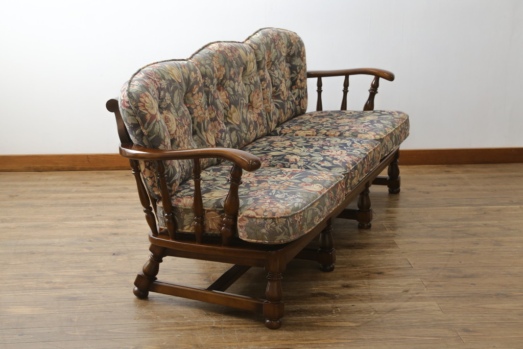 中古　カリモク家具(karimoku)　COLONIAL(コロニアル)シリーズ　クラシカルな佇まいが魅力的な3人掛けソファ(三人掛け、3Pソファ)(R-080324)
