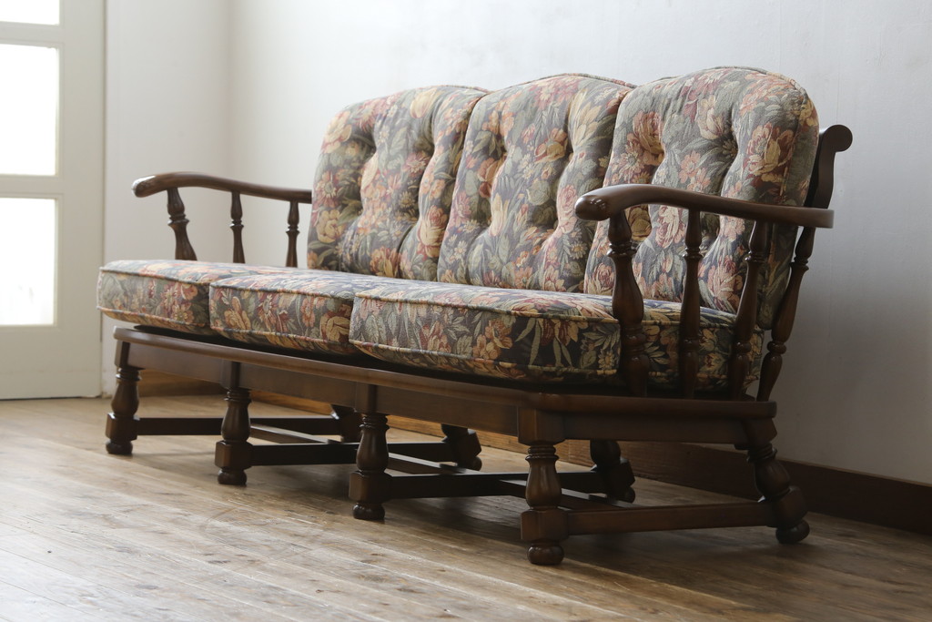 中古　カリモク家具(karimoku)　COLONIAL(コロニアル)シリーズ　クラシカルな佇まいが魅力的な3人掛けソファ(三人掛け、3Pソファ)(R-080324)