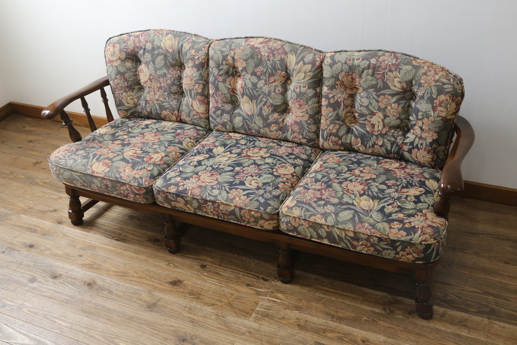中古　カリモク家具(karimoku)　COLONIAL(コロニアル)シリーズ　クラシカルな佇まいが魅力的な3人掛けソファ(三人掛け、3Pソファ)(R-080324)