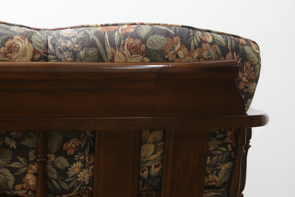 中古　カリモク家具(karimoku)　COLONIAL(コロニアル)シリーズ　クラシカルな佇まいが魅力的な3人掛けソファ(三人掛け、3Pソファ)(R-080324)