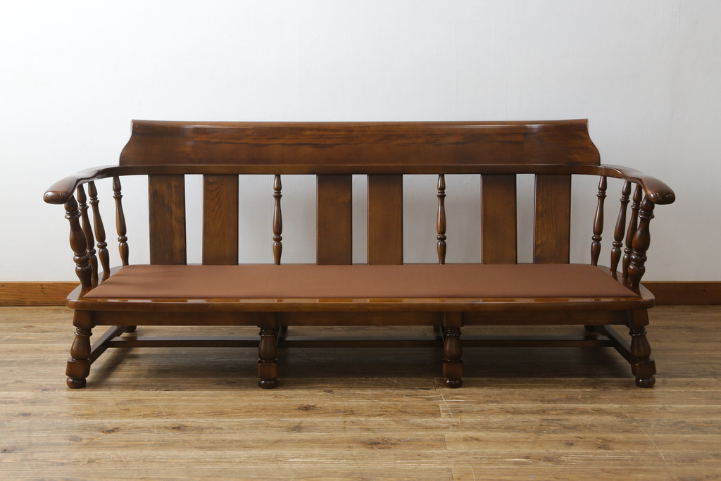 中古　カリモク家具(karimoku)　COLONIAL(コロニアル)シリーズ　クラシカルな佇まいが魅力的な3人掛けソファ(三人掛け、3Pソファ)(R-080324)