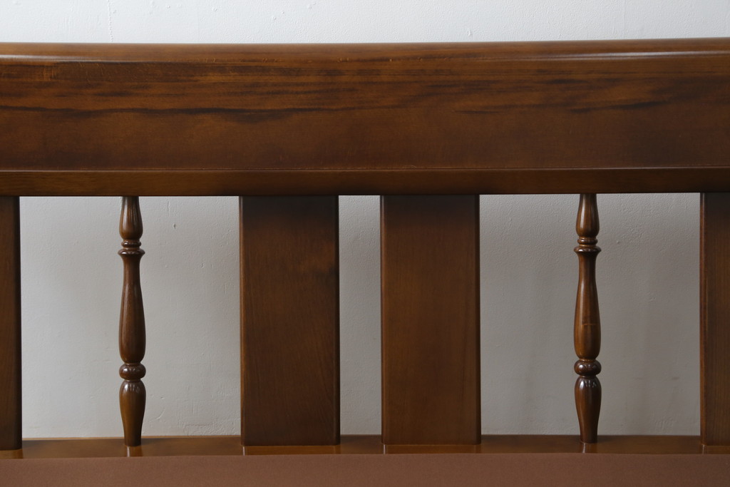 中古　カリモク家具(karimoku)　COLONIAL(コロニアル)シリーズ　クラシカルな佇まいが魅力的な3人掛けソファ(三人掛け、3Pソファ)(R-080324)