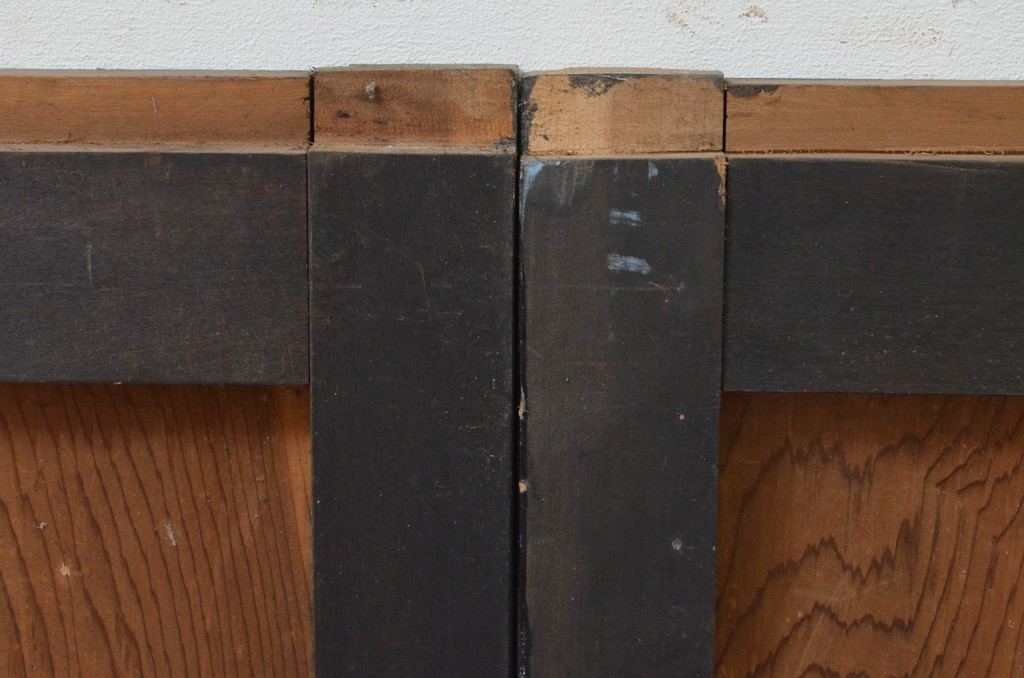 アンティーク建具　黒漆枠　杉材のユニークな木目と色合いを楽しめる板戸窓2枚セット(引き戸)(R-068431)