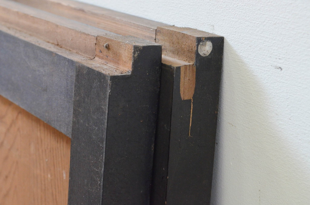アンティーク建具　黒漆枠　杉材のユニークな木目と色合いを楽しめる板戸窓2枚セット(引き戸)(R-068431)