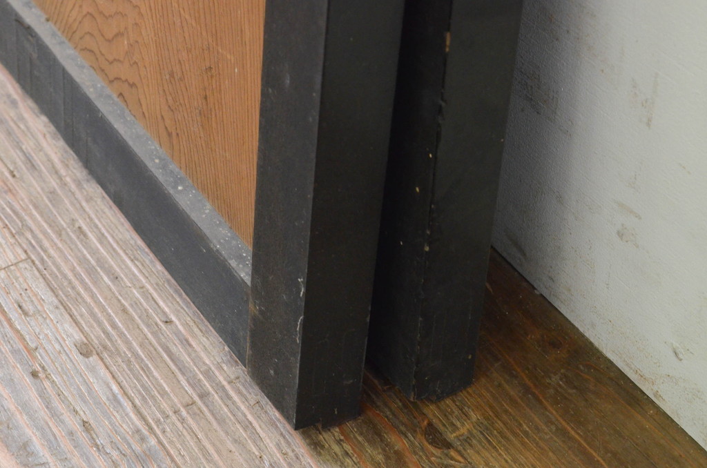 アンティーク建具 黒漆枠 杉材のユニークな木目と色合いを