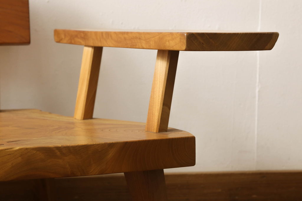 中古　国産　手造り工芸家具　総欅(ケヤキ)材　木のぬくもり感じる個性的なアームチェア(木製チェア、椅子、イス、高座椅子、安楽椅子、板座チェア)(R-061407)