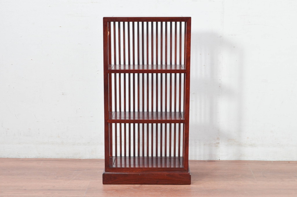 中古　美品　唐木　上品な縦格子が和の美しさを漂わせる小振りな飾り棚(陳列棚、花梨棚、ディスプレイラック、収納棚、オープンラック)(R-081846)