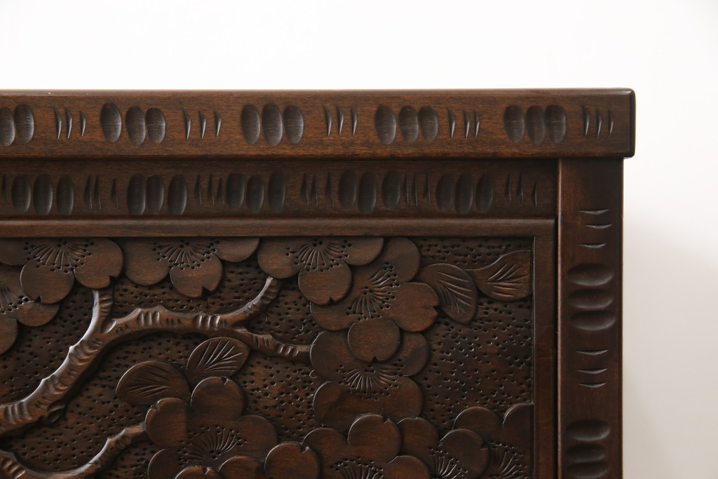 中古　美品　大坂屋製　軽井沢彫り　繊細かつ大胆な彫刻が魅力的なチェスト(引き出し、衣装タンス、収納箪笥)(R-057639)
