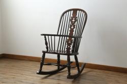 中古　美品　松本民芸家具　透かし彫りや挽き物加工など、細部まで凝ったつくりのW型ロッキングチェア(板座チェア、アームチェア)(R-061513)