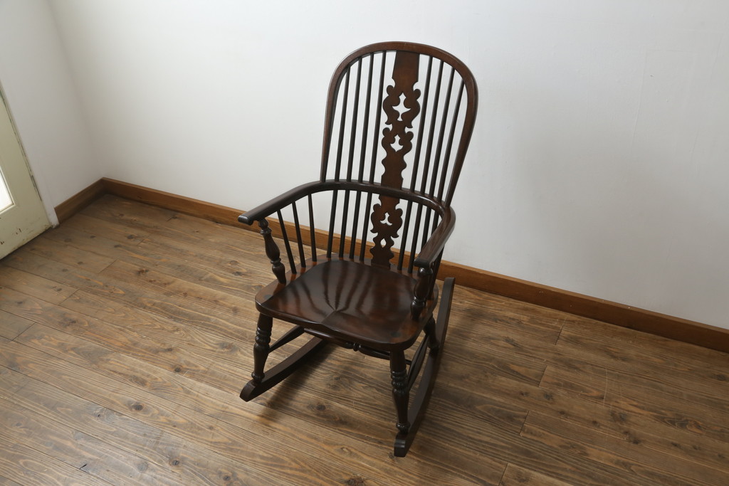 中古　美品　松本民芸家具　透かし彫りや挽き物加工など、細部まで凝ったつくりのW型ロッキングチェア(板座チェア、アームチェア)(R-061513)