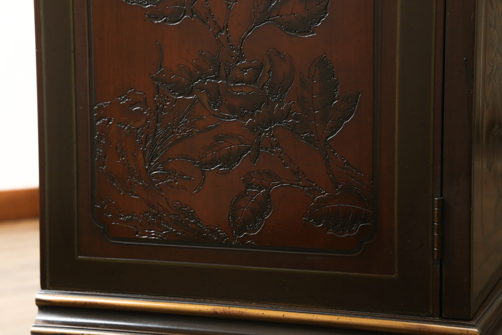 中古　美品　DREXEL HERITAGE(ドレクセルヘリテイジ)　シノワズリ様式　上品な佇まいが美しいチャイナキャビネット(定価約340万円)(食器棚、キュリオケース、ガラスケース、ショーケース、戸棚、飾り棚)(R-059661)