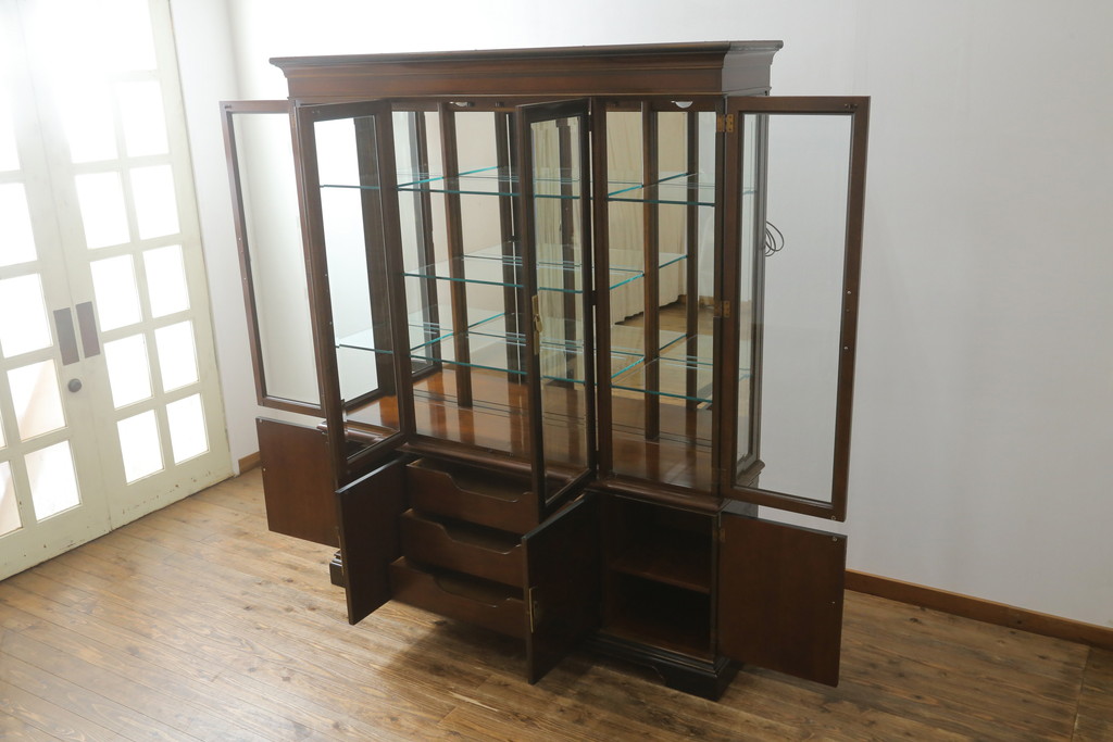 中古　美品　DREXEL HERITAGE(ドレクセルヘリテイジ)　シノワズリ様式　上品な佇まいが美しいチャイナキャビネット(定価約340万円)(食器棚、キュリオケース、ガラスケース、ショーケース、戸棚、飾り棚)(R-059661)