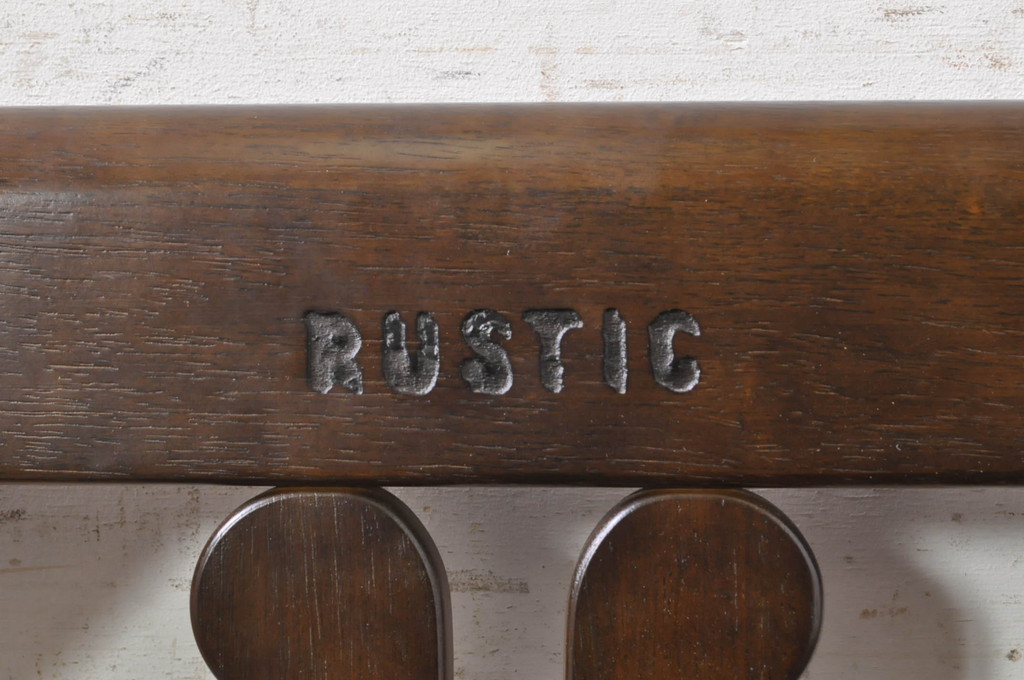 中古　希少な絶版品　カリモク家具(karimoku)　ルスティック(RUSTIC)　カントリースタイルの空間づくりにおすすめな2人掛けベンチ(長椅子、板座チェア)(R-073942)