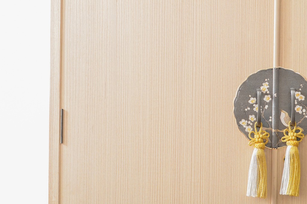 中古　伝統工芸士　熊倉由蔵作　かくし付き　金具の梅と小鳥のデザインが優しい雰囲気を醸し出す加茂総桐箪笥(胴厚、総桐たんす、引き出し、チェスト、着物箪笥)(定価約120万円)(R-057824)