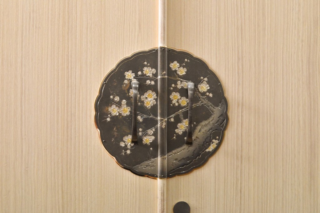 中古　国産手造り家具　梅のデザインの引手金具が上品な雰囲気を醸し出す総桐箪笥(並厚、桐たんす、着物箪笥、和タンス、衣装箪笥、引き出し、バラ売り可能)(R-057827)