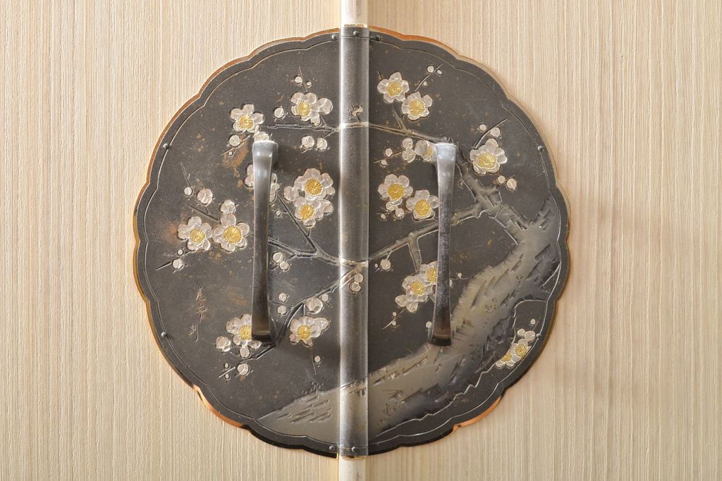 中古　国産手造り家具　梅のデザインの引手金具が上品な雰囲気を醸し出す総桐箪笥(並厚、桐たんす、着物箪笥、和タンス、衣装箪笥、引き出し、バラ売り可能)(R-057827)