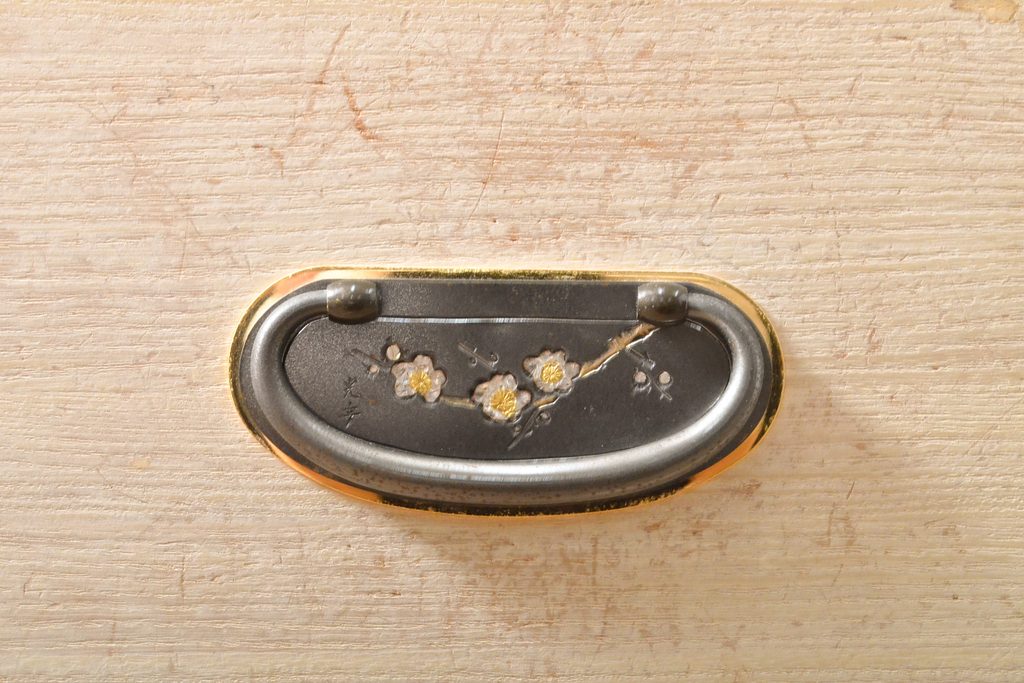 中古　国産手造り家具　梅のデザインの引手金具が上品な雰囲気を醸し出す総桐箪笥(並厚、桐たんす、着物箪笥、和タンス、衣装箪笥、引き出し、バラ売り可能)(R-057827)