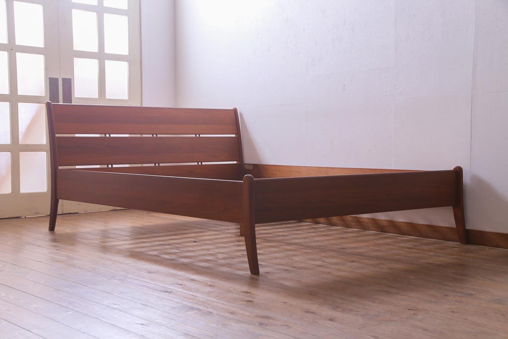 ビンテージ家具　北欧ビンテージ　デンマーク　Torring　チーク材　温もりあふれる木肌が魅力的なベッドフレーム