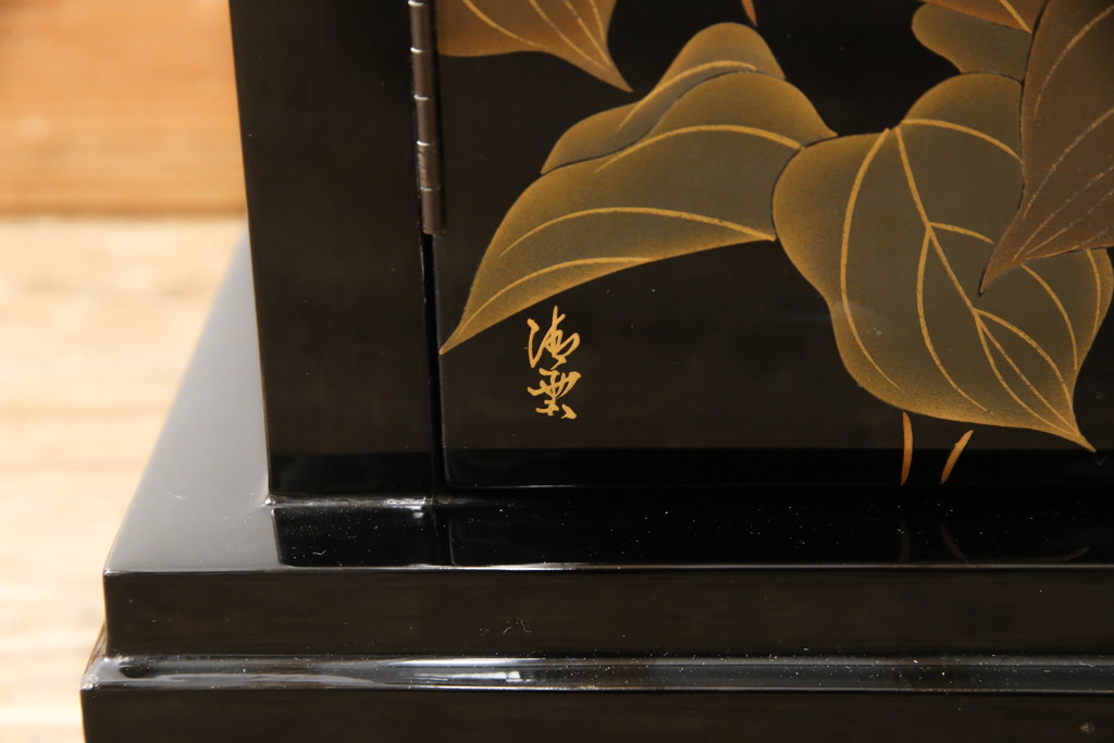 中古　美品　輪島塗り　花の蒔絵が美しい飾り棚(茶棚、キャビネット)(定価推定300万円)(R-056675)