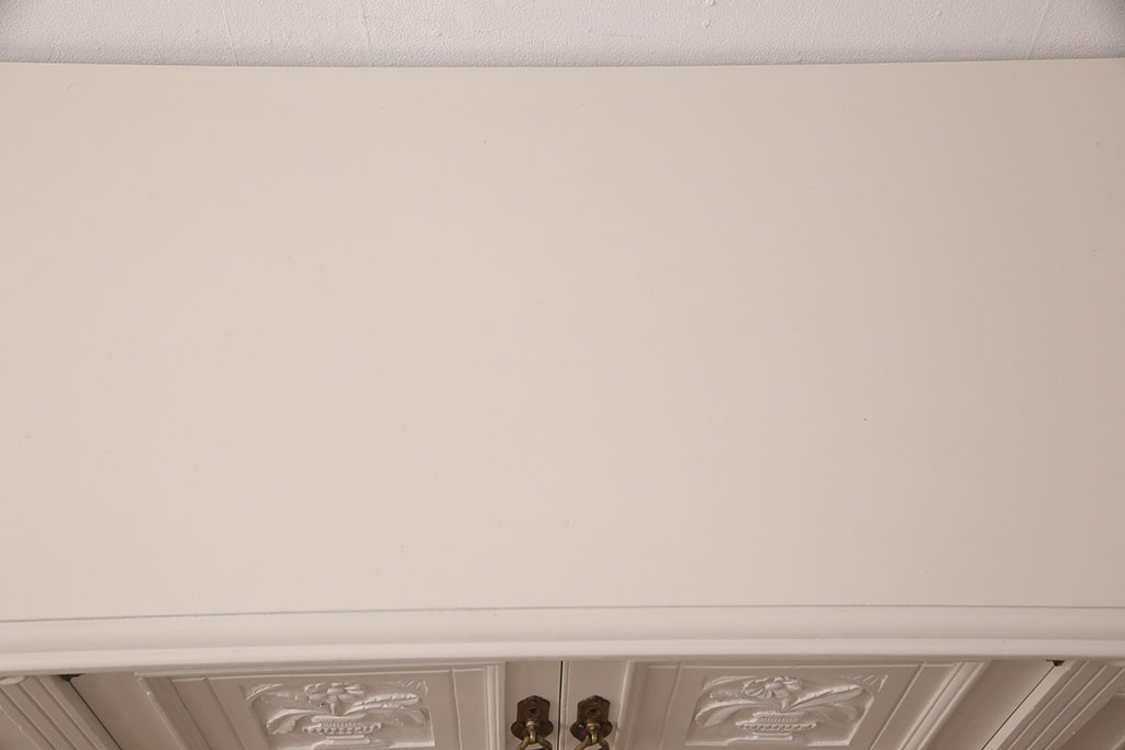 フランスアンティーク　ホワイトペイント　チーク材　天板一枚板　エレガントさとクラシカルな雰囲気を兼ね備えたサイドボード(サイドキャビネット、収納棚、リビングボード)(R-050256)
