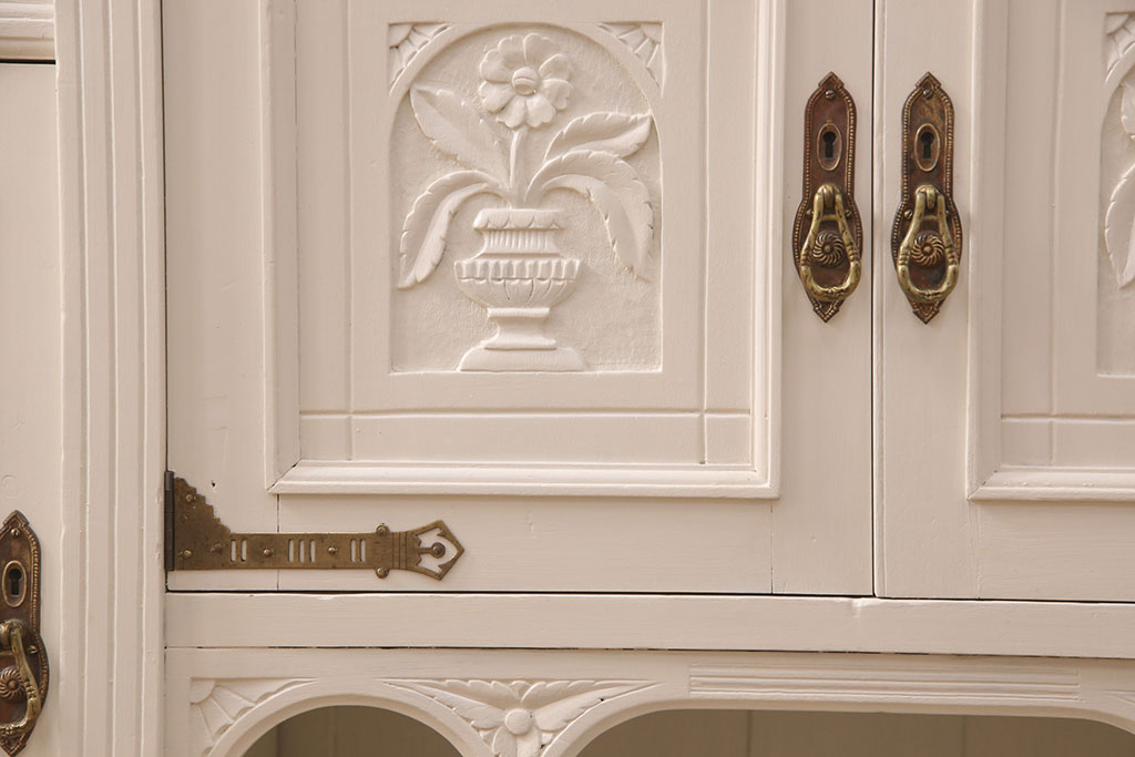 フランスアンティーク　ホワイトペイント　チーク材　天板一枚板　エレガントさとクラシカルな雰囲気を兼ね備えたサイドボード(サイドキャビネット、収納棚、リビングボード)(R-050256)