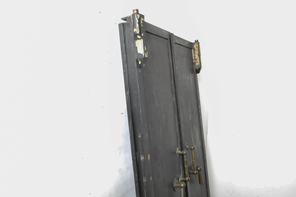 アンティーク建具　超希少!!　激レア!!　豪商の内蔵(うちぐら)で使われていた重厚な両開き扉1対(ドア、1対2枚セット、鉄扉、玄関ドア、蔵戸)(R-065204)