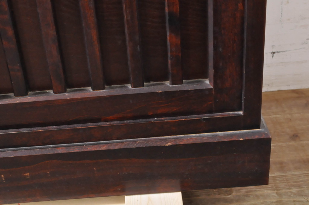 中古　九州民芸家具　落ち着きのある洗練された佇まいが魅力の食器棚(和風キャビネット、水屋箪笥、収納棚、飾り棚、戸棚)(R-067658)