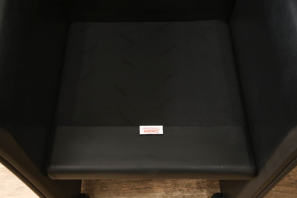 中古　美品　Cassina(カッシーナ)　401 BREAK(ブレーク)　MARIO BELLINI(マリオベリーニ)　キャスター付きアームチェア(ダイニングチェア、一人掛けソファ、1P)(定価約46万円)(R-051527)