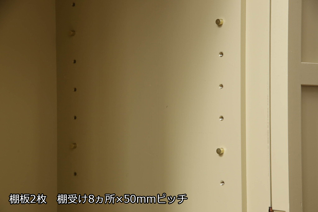 2段重ね箪笥を2つのチェストにリメイク!上段開き戸内は、左側は引き出し、右側は棚仕様に加工。下段は天板を取り付け、幅を小さくリサイズ。1段目の引き出しを横並び2杯に加工。いずれもモカベージュにペイント仕上げ。