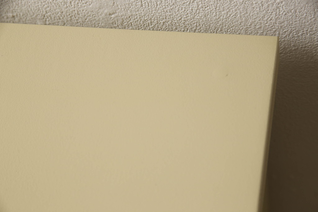 2段重ね箪笥を2つのチェストにリメイク!上段開き戸内は、左側は引き出し、右側は棚仕様に加工。下段は天板を取り付け、幅を小さくリサイズ。1段目の引き出しを横並び2杯に加工。いずれもモカベージュにペイント仕上げ。