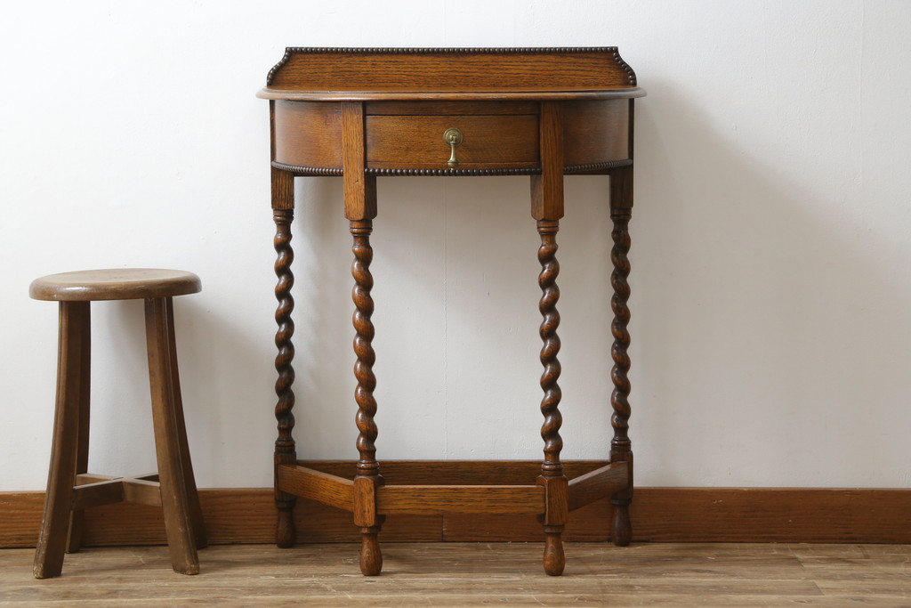 イギリスアンティーク　Lloyd's Antiques(ロイズ・アンティークス)取り扱い　オーク材　ツイストレッグがお洒落なサイドテーブル(コンソールテーブル、花台、飾り台、英国)(R-076290)