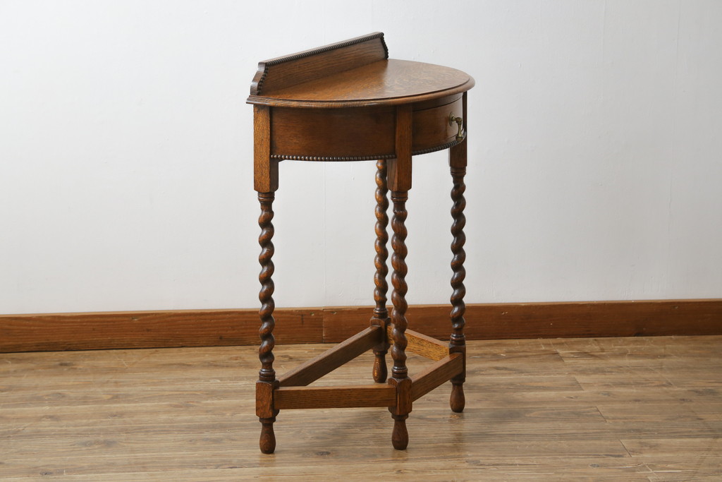 イギリスアンティーク　Lloyd's Antiques(ロイズ・アンティークス)取り扱い　オーク材　ツイストレッグがお洒落なサイドテーブル(コンソールテーブル、花台、飾り台、英国)(R-076290)