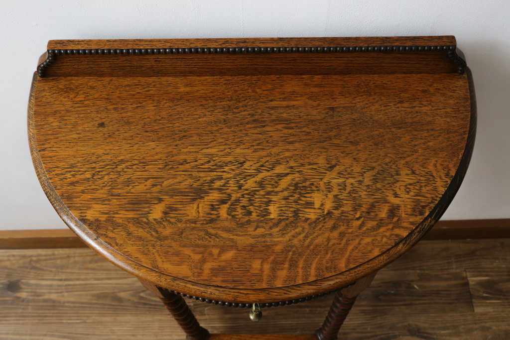イギリスアンティーク　Lloyd's Antiques(ロイズ・アンティークス)取り扱い　オーク材　ツイストレッグがお洒落なサイドテーブル(コンソールテーブル、花台、飾り台、英国)(R-076290)
