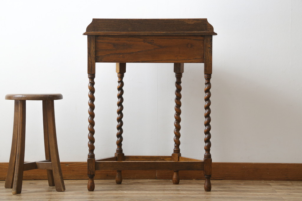 イギリスアンティーク　Lloyd's Antiques(ロイズ・アンティークス)取り扱い　オーク材　ツイストレッグがお洒落なサイドテーブル(コンソールテーブル、花台、飾り台、英国)(R-076290)