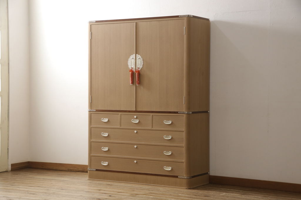 中古　美品　伝統工芸品　大阪泉州　衣装盆付き　桑材のアクセントがモダンな雰囲気を醸し出す総桐箪笥(胴丸)(総桐たんす、引き出し、チェスト、着物箪笥、和タンス)(R-056390)