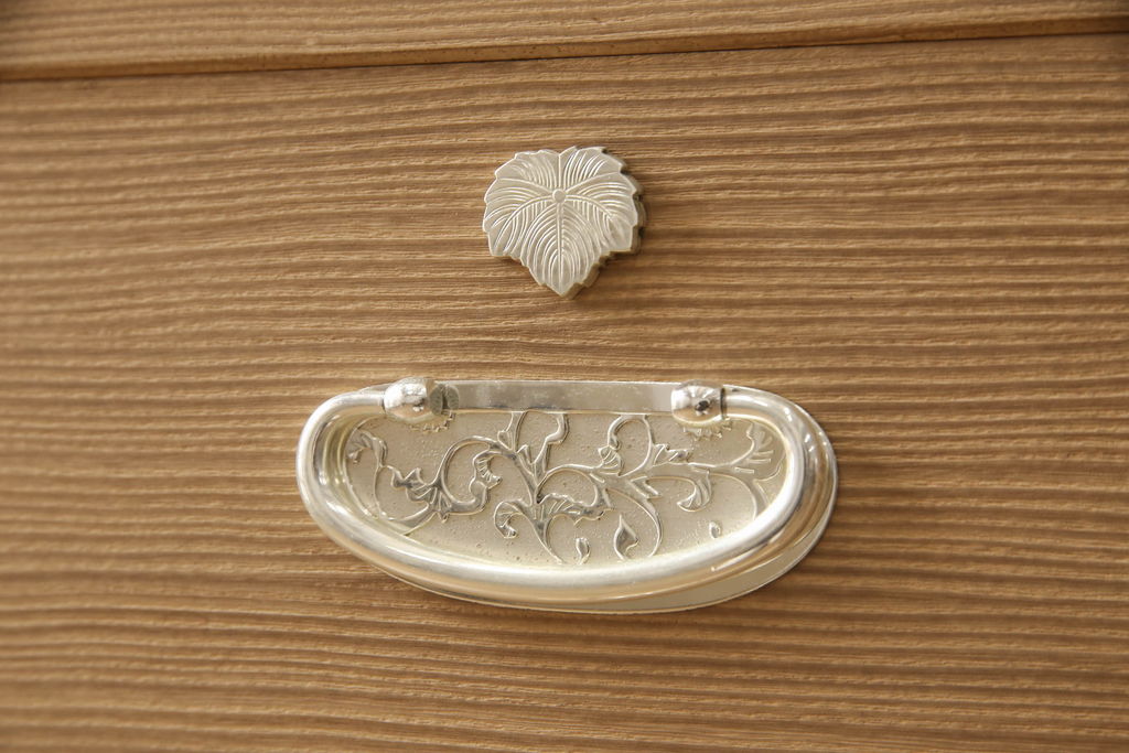 中古　美品　伝統工芸品　大阪泉州　衣装盆付き　桑材のアクセントがモダンな雰囲気を醸し出す総桐箪笥(胴丸)(総桐たんす、引き出し、チェスト、着物箪笥、和タンス)(R-056390)