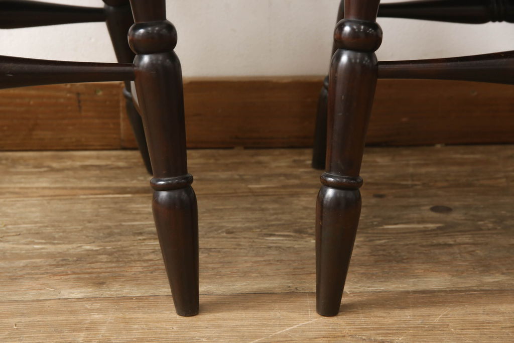 中古　北海道民芸家具　クラシカルな雰囲気を醸し出すダイニングチェア2脚セット(椅子、板座チェア、アームチェア)(R-059676)