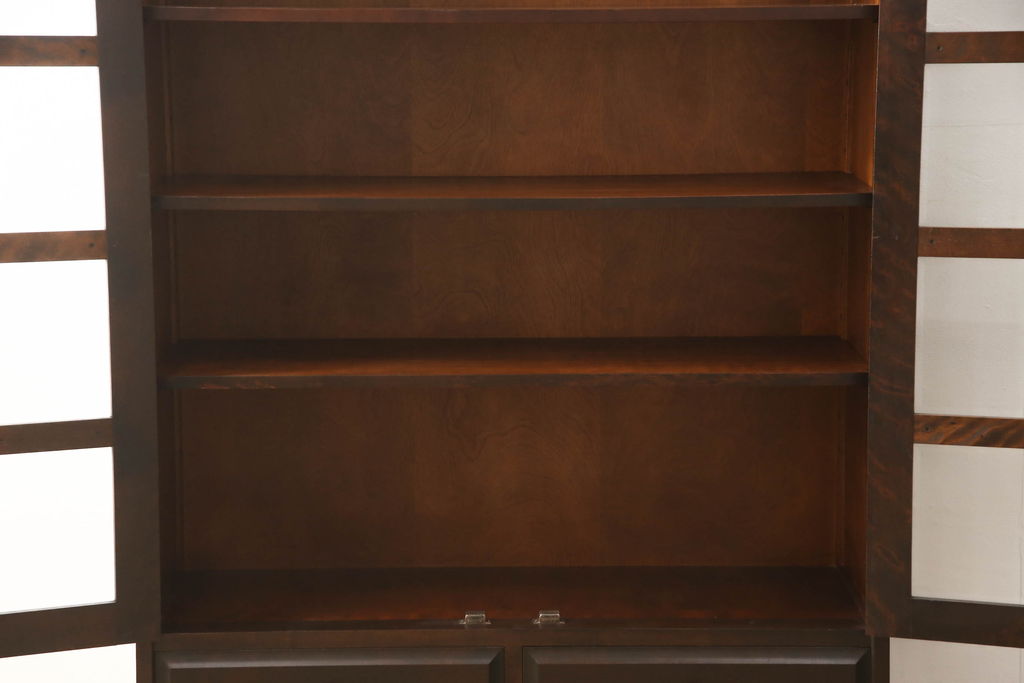 中古　北海道民芸家具　和洋どちらのお部屋にも馴染むブックケース(本箱、書棚、収納棚、キャビネット、飾り棚)(R-059008)