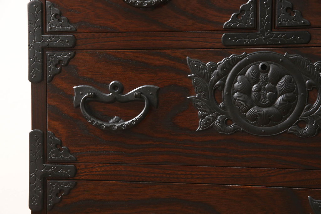 中古　美品　岩谷堂箪笥　迫力のある金具と杢目が存在感を放つ車箪笥(和タンス、収納箪笥、引き出し)(R-061085)