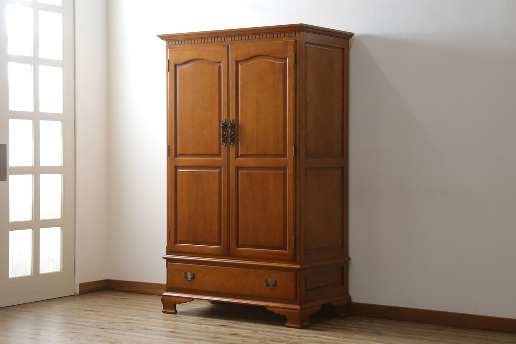 中古　美品　横浜ダニエル(daniel)　横浜クラシック家具　アーリーアメリカン　A-101洋服タンス　明るい木色と気品ある佇まいが魅力のワードローブ(収納棚、戸棚、キャビネット)(定価約115万円)(R-079199)