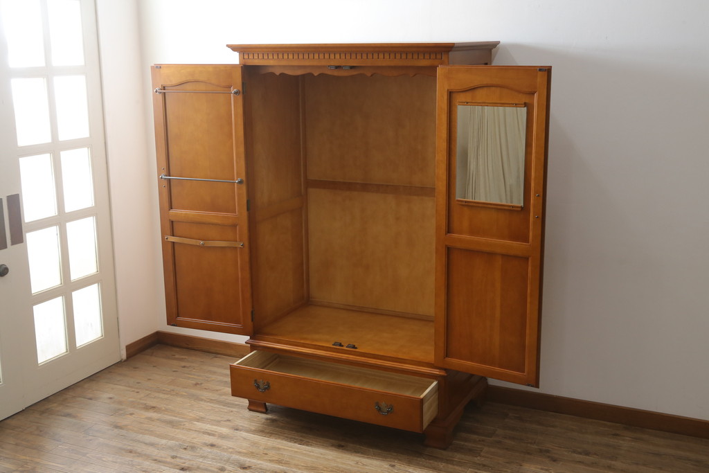 中古　美品　横浜ダニエル(daniel)　横浜クラシック家具　アーリーアメリカン　A-101洋服タンス　明るい木色と気品ある佇まいが魅力のワードローブ(収納棚、戸棚、キャビネット)(定価約115万円)(R-079199)