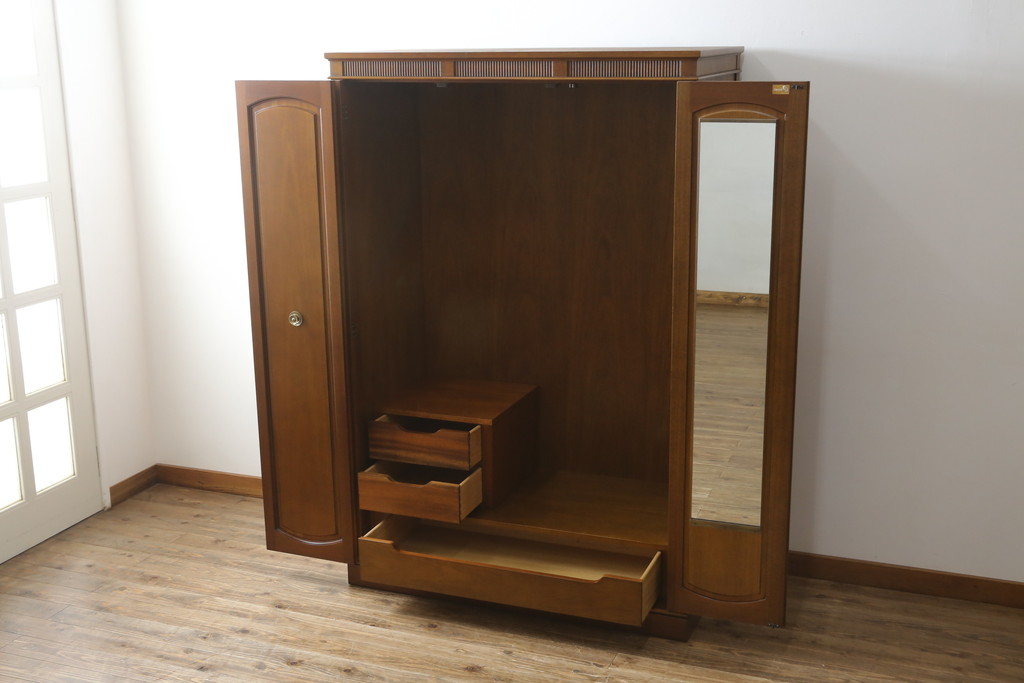 中古　DREXEL HERITAGE(ドレクセルヘリテイジ)　Triune(トライユン)シリーズ　マホガニー材の木肌が美しいワードローブ(キャビネット、収納棚、戸棚、洋服タンス)(定価約90万円)(R-062005)