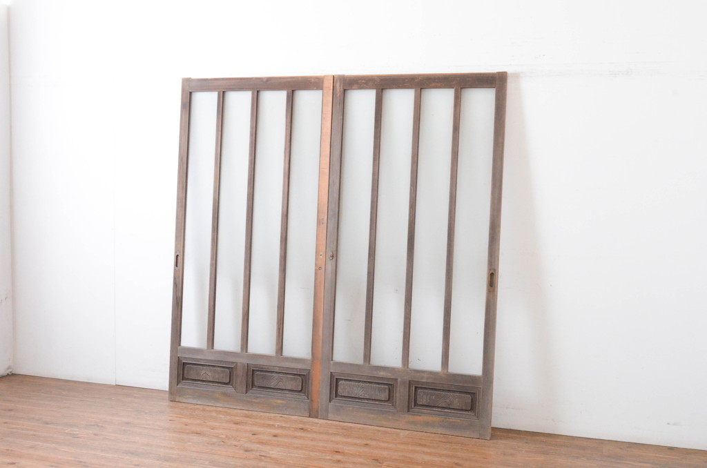 アンティーク建具　上手物!!　腰板欅(ケヤキ)材　和の空間作りにおすすめの玄関戸2枚セット(ガラス戸、引き戸)(R-064642)