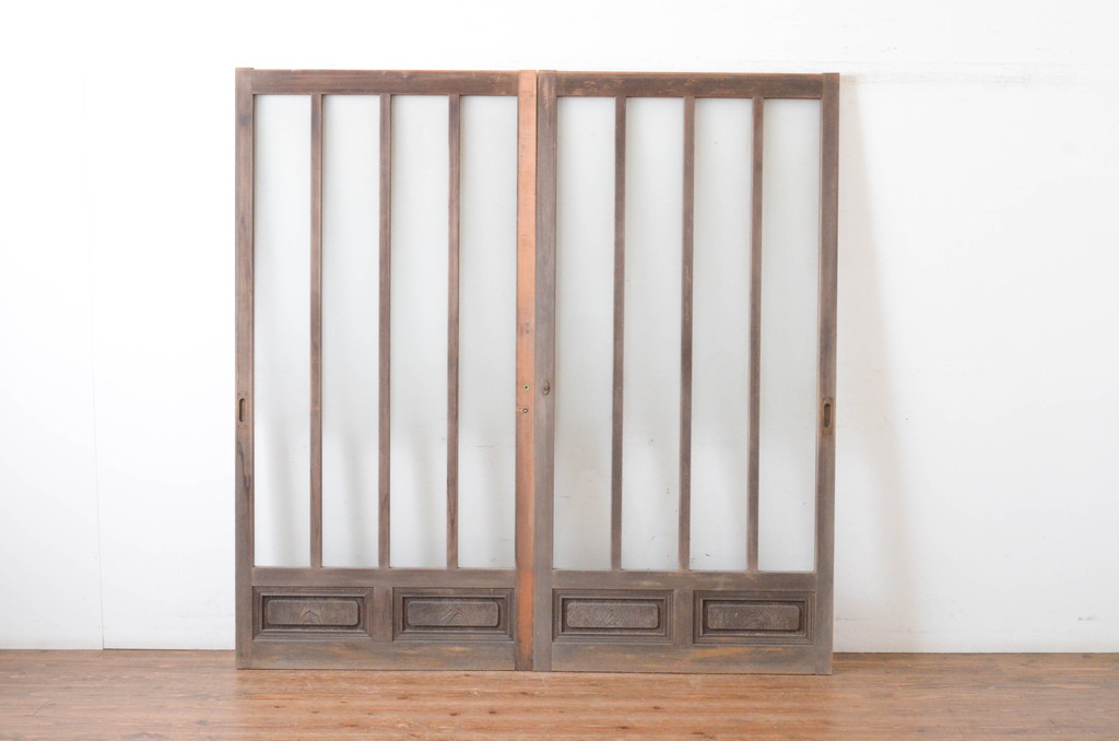 アンティーク建具　上手物!!　腰板欅(ケヤキ)材　和の空間作りにおすすめの玄関戸2枚セット(ガラス戸、引き戸)(R-064642)
