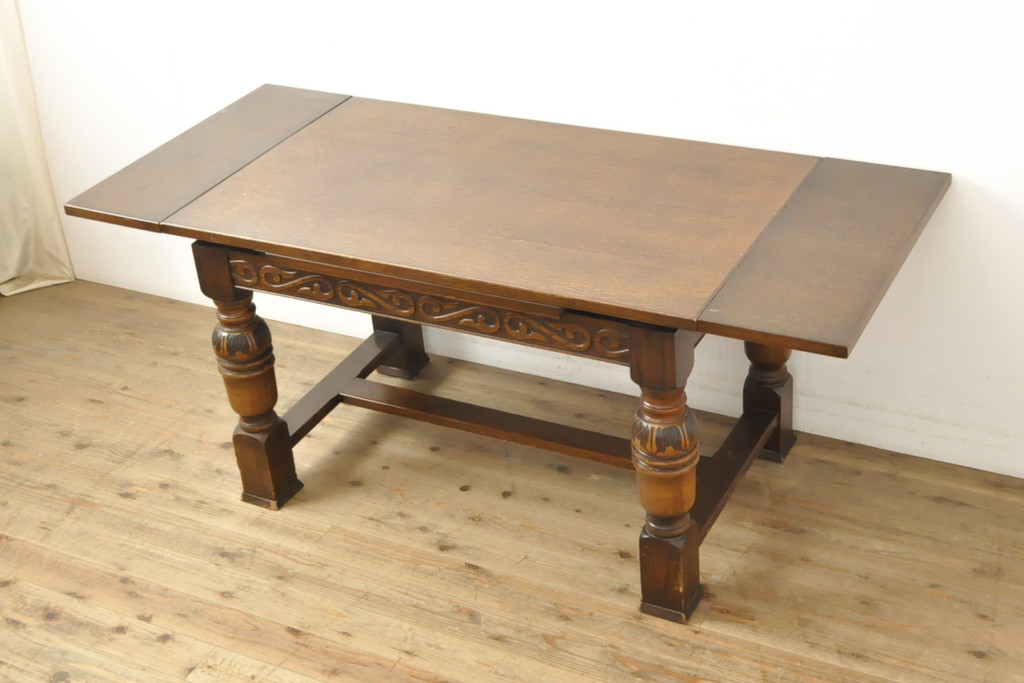 イギリスアンティーク　オーク材　脚や幕板に施された彫刻が美しいドローリーフテーブル(ダイニングテーブル、エクステンションテーブル、2人掛け、4人掛け)(R-057947)