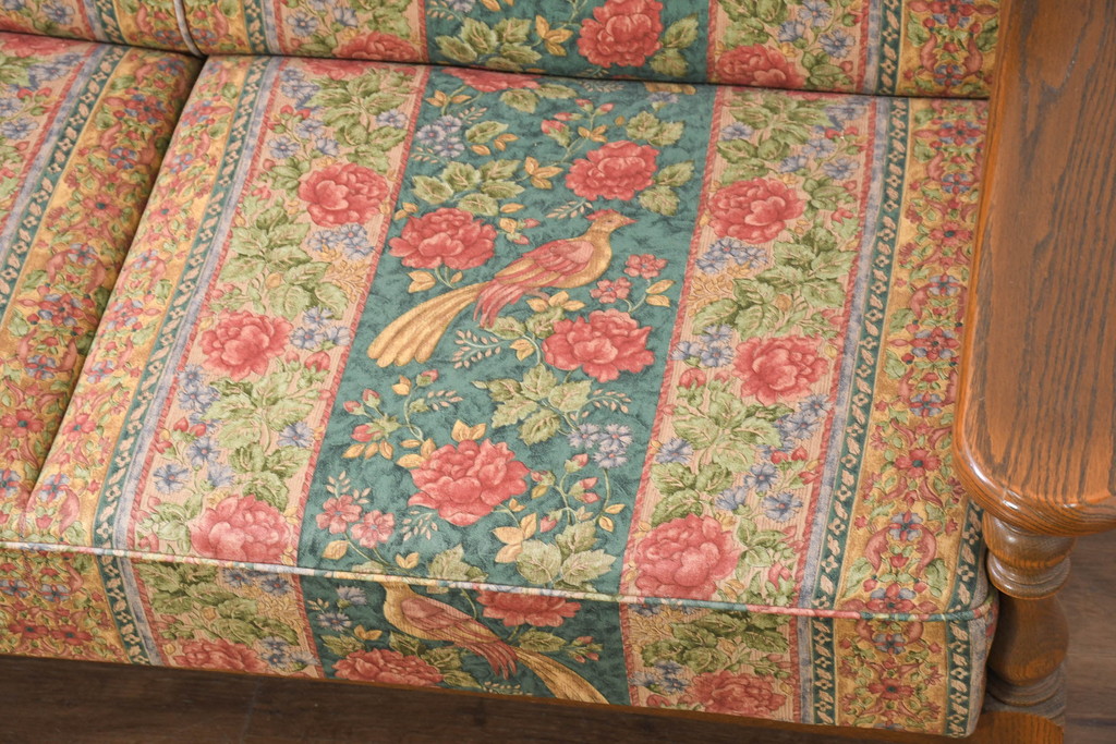 中古　美品　三越百貨店取り扱い　Brugge(ブルージュ)　オーク材　英国カントリースタイルのお部屋におすすめな2人掛けソファ(アームソファ、2Pソファ、二人掛け、ラブソファ)(定価約30万円)(R-081188)